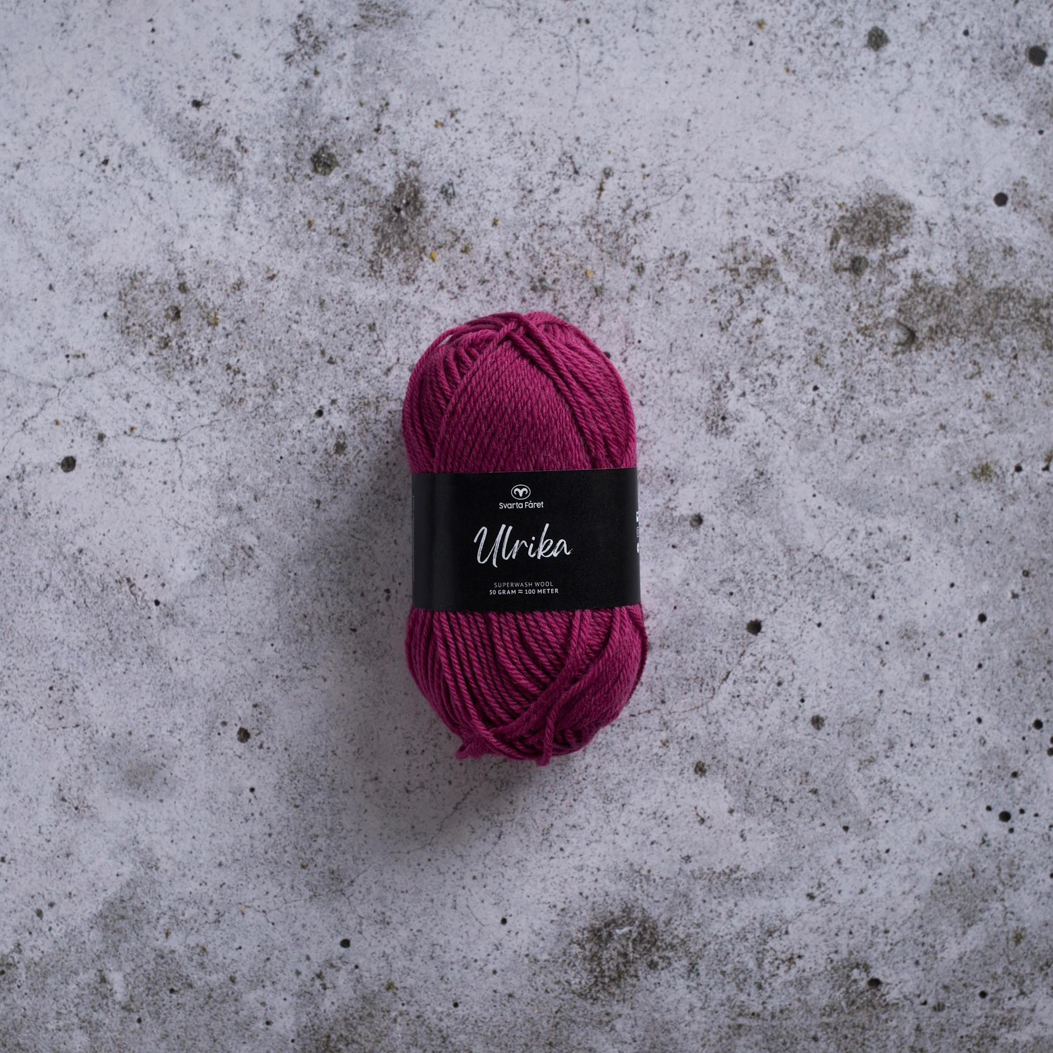 Produktbild för Ulrika Ullgarn 50 g Cerise Svarta Fåret