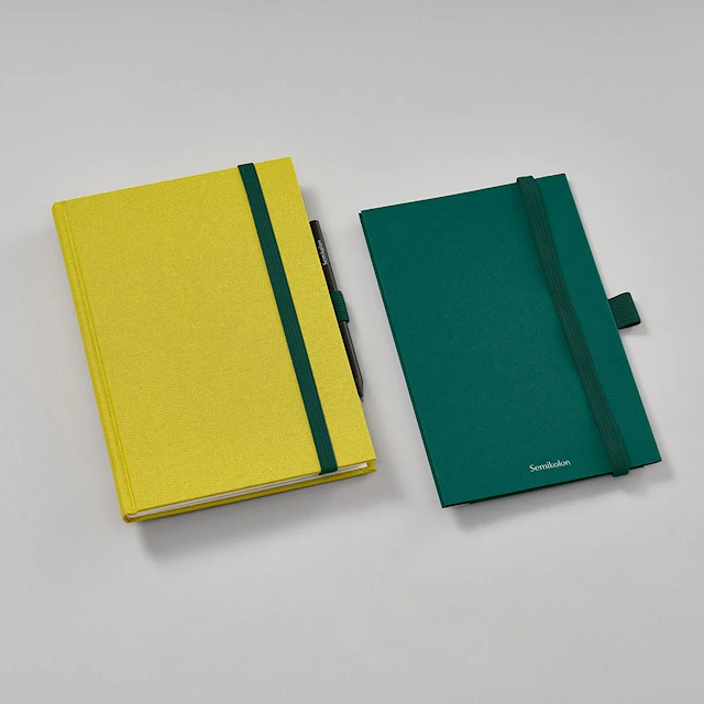 Säilytystasku joustavalla nauhalla ja kynänpidikkeellä - Patch Pocket Forest Green Semikolon