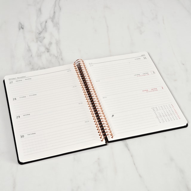 Produktbild 2 för Kalender A5 2026 Vecka Per Uppslag Black KOZO
