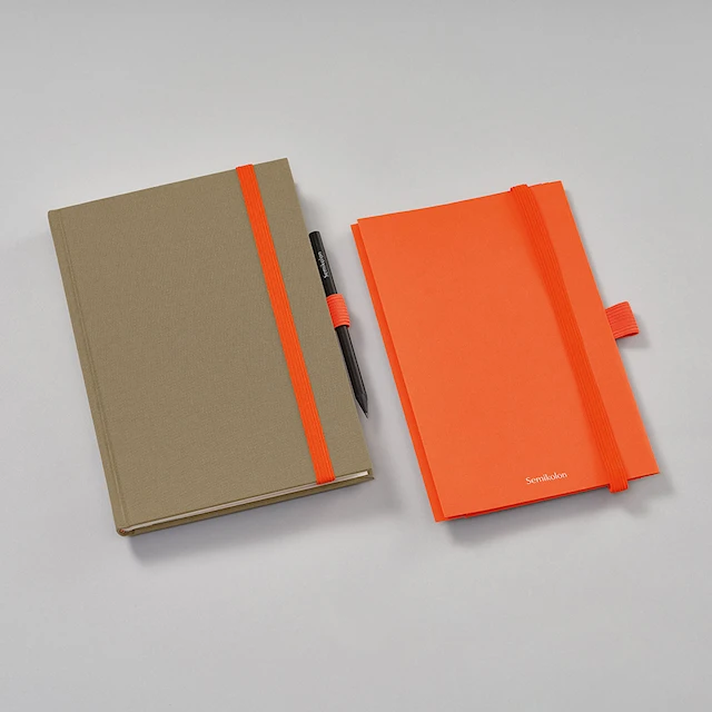 Säilytystasku joustavalla nauhalla ja kynänpidikkeellä - Patch Pocket Orange Semikolon