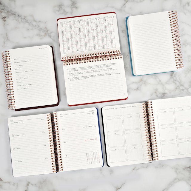 Produktbilde 3 for KOZO Kalender 2026 A6 Uke per opslag Navy