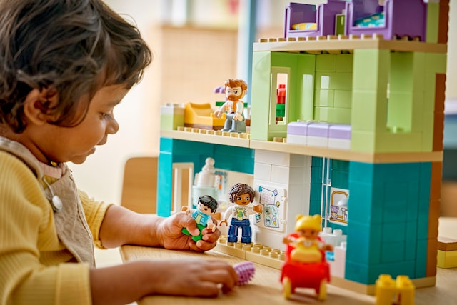 Tuotekuva 3 - Nykyaikainen omakotitalo ja hahmot 3in1 LEGO DUPLO Town (10470)