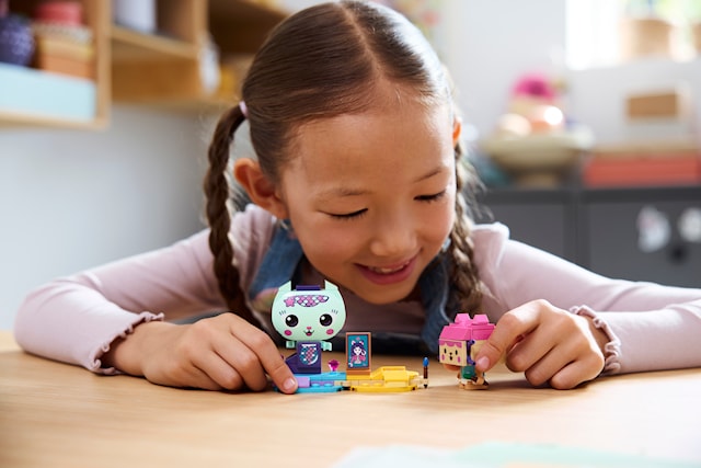 Tuotekuva 3 - Gabbyn palikoista rakennettavat kissaystävät LEGO® Gabby's Dollhouse (11215)