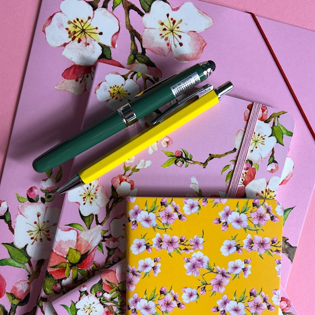 Tuotekuva 3 - Mappe De Luxe A4 Cherry Blossom Yellow Cedon