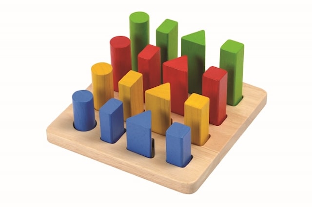 Geometrinen reikätaulu/lajittelusuunnitelmalelut PlanToys