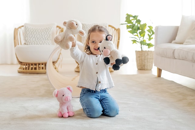 Tuotekuva 2 - Teddy Farm pehmolelu 18 cm Istuva Lehmä Teddykompaniet