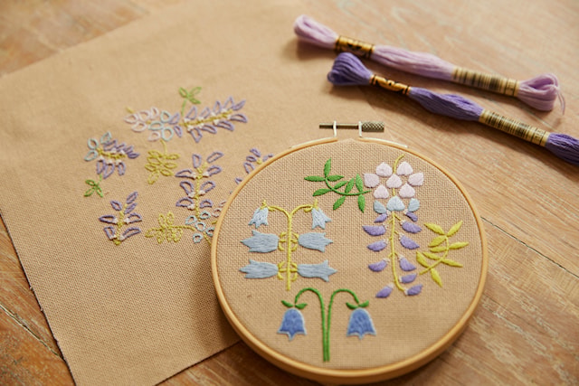 Produktbild 2 för Broderikit med 2 vår motiv DMC Mindfulness
