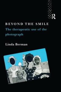 Bokomslag för "Beyond the Smile: The Therapeutic Use of the Photograph"