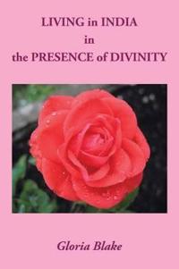 Kirjan kansi "Living in India in the Presence of Divinity"