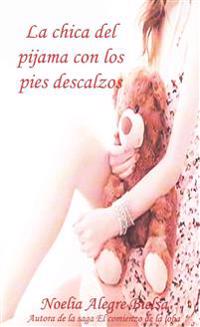 La chica del pijama con los pies descalzos