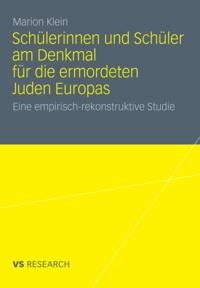 Schülerinnen und Schüler am Denkmal für die ermordeten Juden Europas