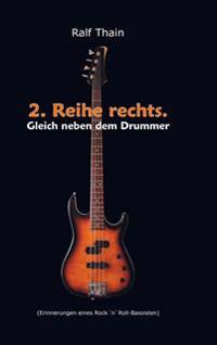 2. Reihe rechts. Gleich neben dem Drummer!