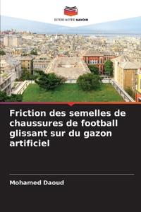 Friction des semelles de chaussures de football glissant sur du gazon artificiel