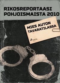 Mies auton tavaratilassa