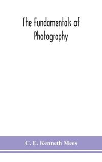 Bokomslag för "The fundamentals of photography"