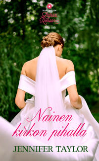 Nainen kirkon pihalla