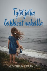 Tytöt jotka leikkivät nukeilla