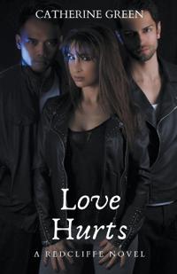 Kirjan kansi "Love Hurts (A Redcliffe Novel)"
