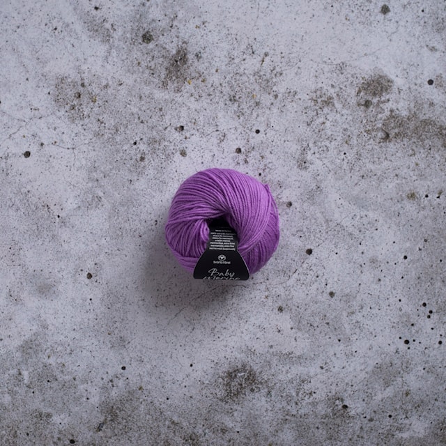 Baby Merino Garn Ull 25 g Mellanlila Svarta Fåret