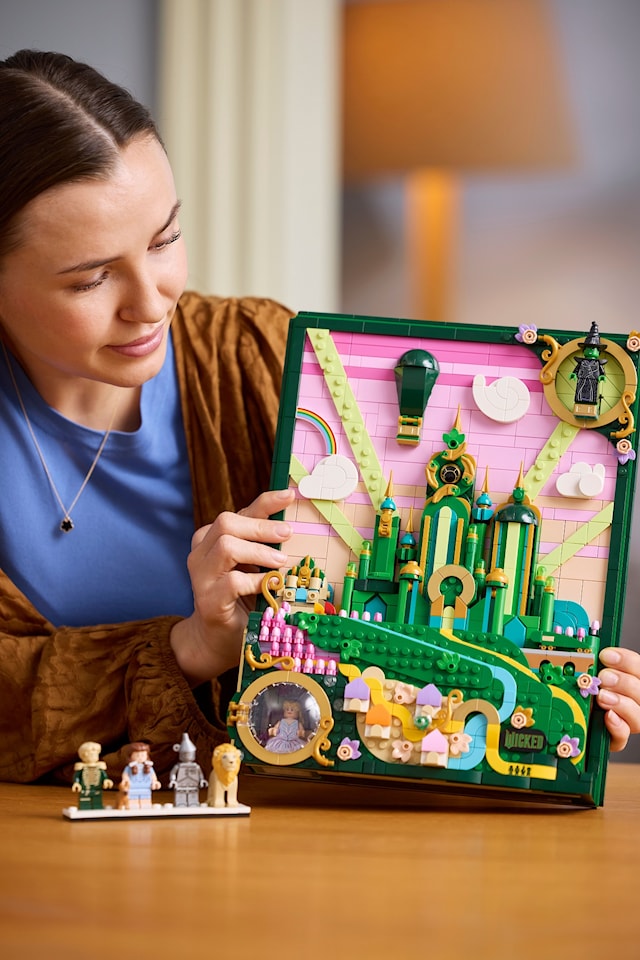 Produktbild 3 för Emerald City – väggkonst  LEGO® Wicked (75685)