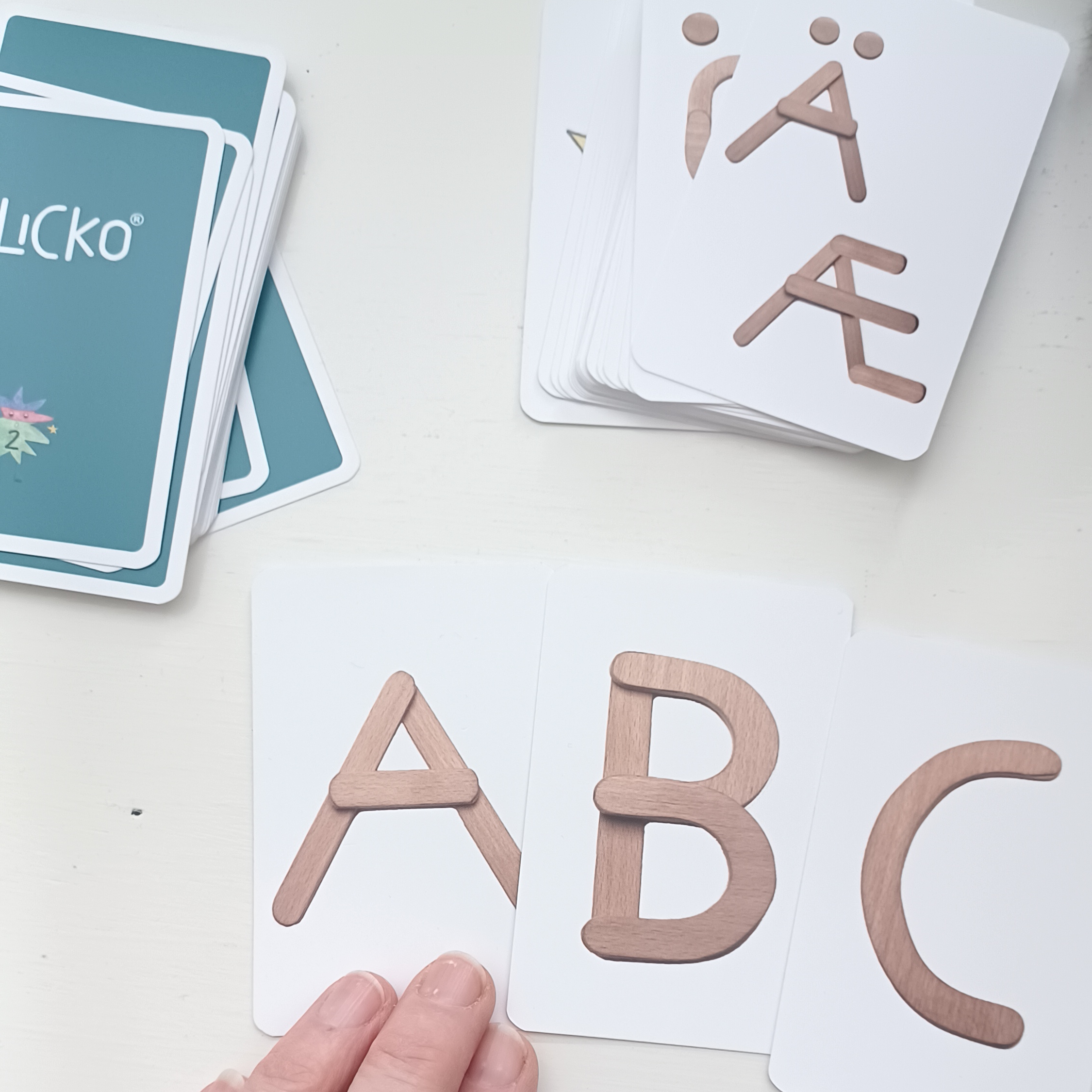 ABC-kortspillet lærer deg bokstaver og alfabetet Clicko