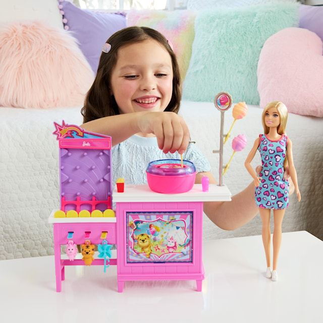 Produktbild 3 för Barbie Mysterier Treats & Games Sockervaddsstånd Lekset med Docka
