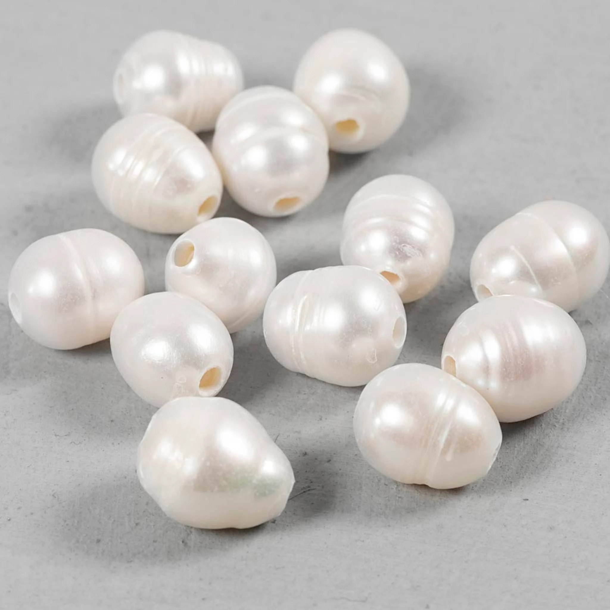 Produktbilde for Ferskvannsperler, Perforert på langs, dia. 9-11 mm, hullstr. 2 mm, perlemor, 13 stk./ 1 pk.