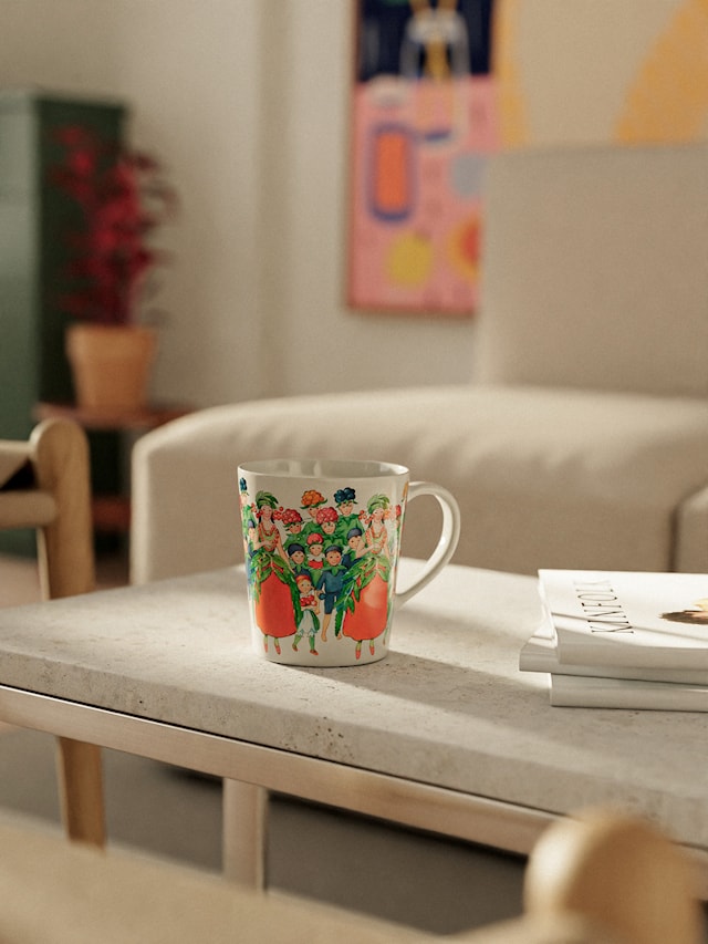 Tuotekuva 3 - Design House Stockholm Elsa Beskow Muki kahvalla Elokuu 40 cl